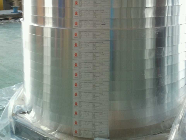 Алюминиевая полоса с тиснением под штукатурку для двери